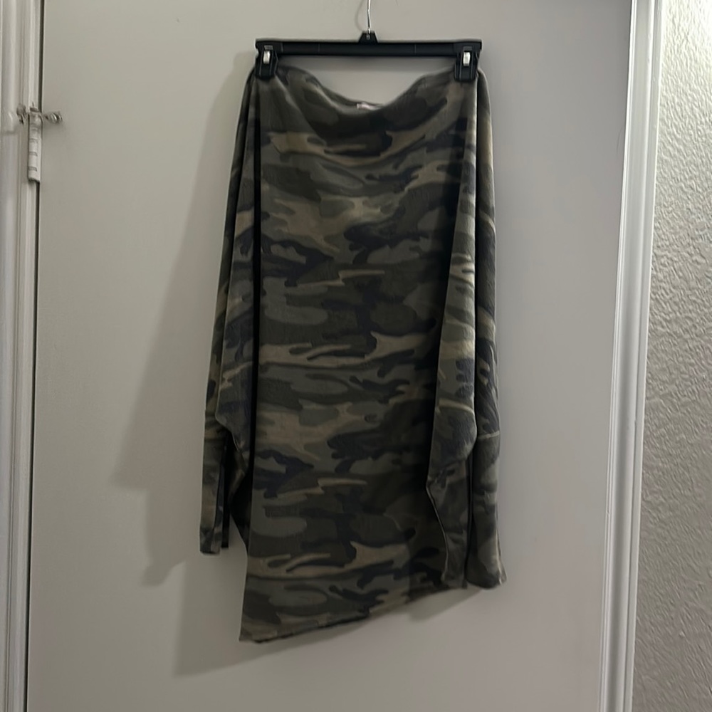 Pink lily off shoulder camo top Size small